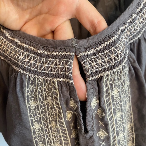Bandolino Blu Puff Sleeve gray cream peasant blouse embroidery smocking Small - Picture 13 of 13